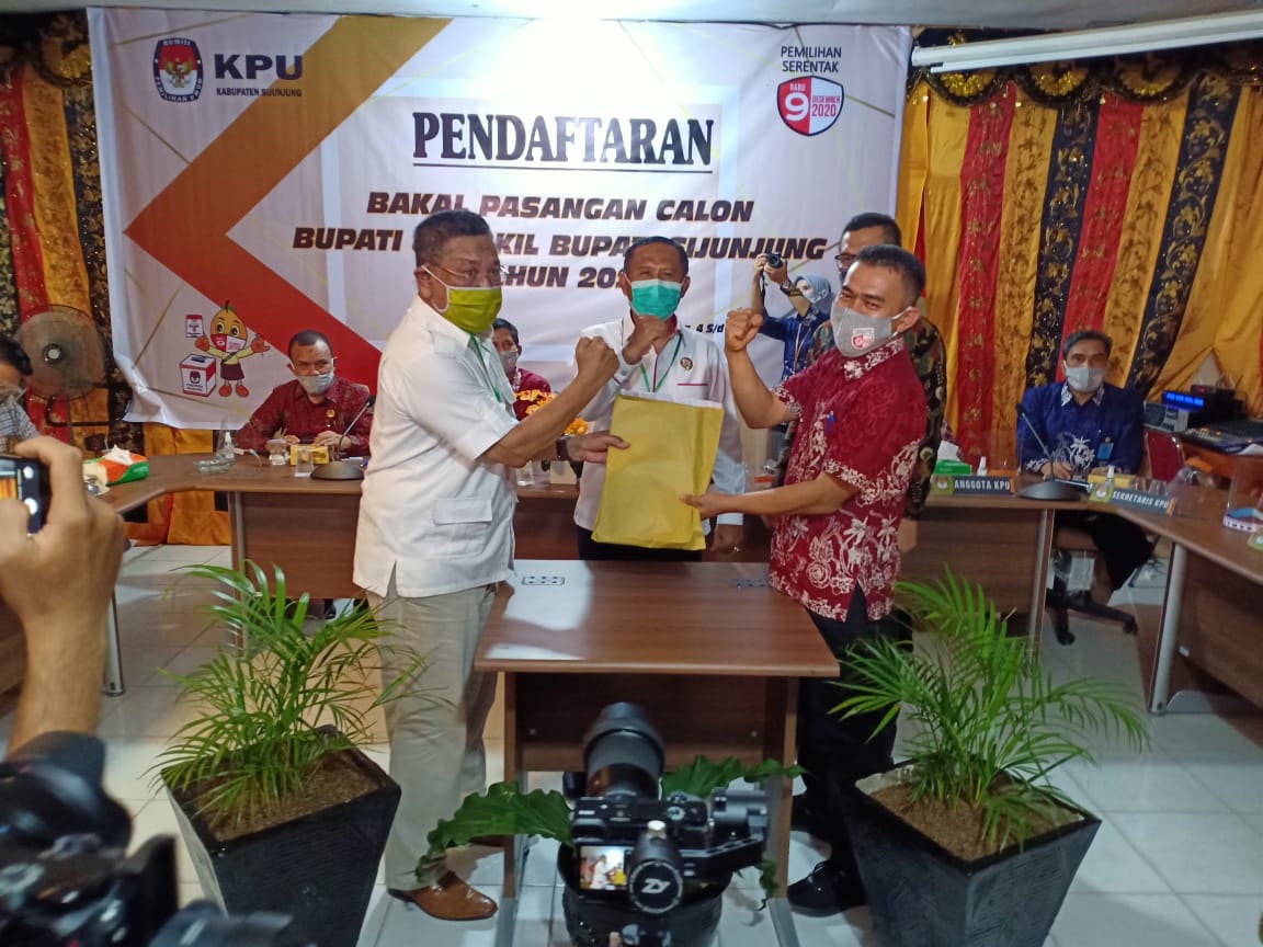 Ketua Gerindra Sijunjung, didampingi Ketua Perindo menyerahkan berkas Paslon Bupati dan wakil bupati di KPU
